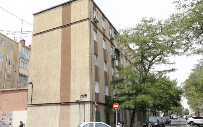 Edificio en Usera antes de instalar SATE — fachada sin aislar