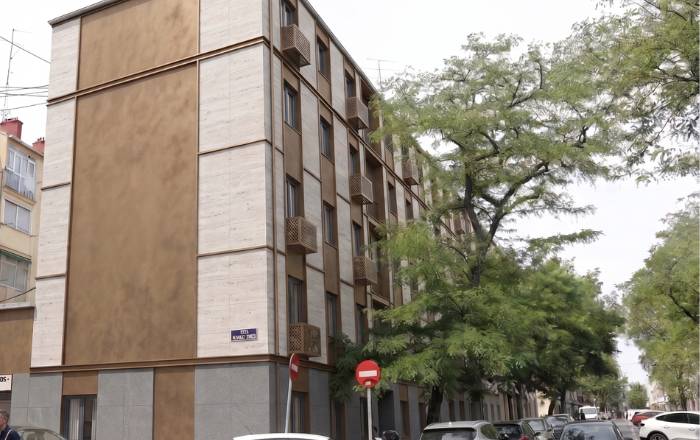 Edificio en Usera después de instalar SATE — fachada rehabilitada